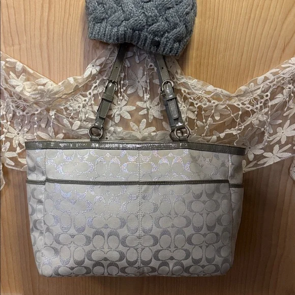 EUC COACH purse. Flawless inside and out. Straps adjustable on both sides. Badge - Picture 12 of 16